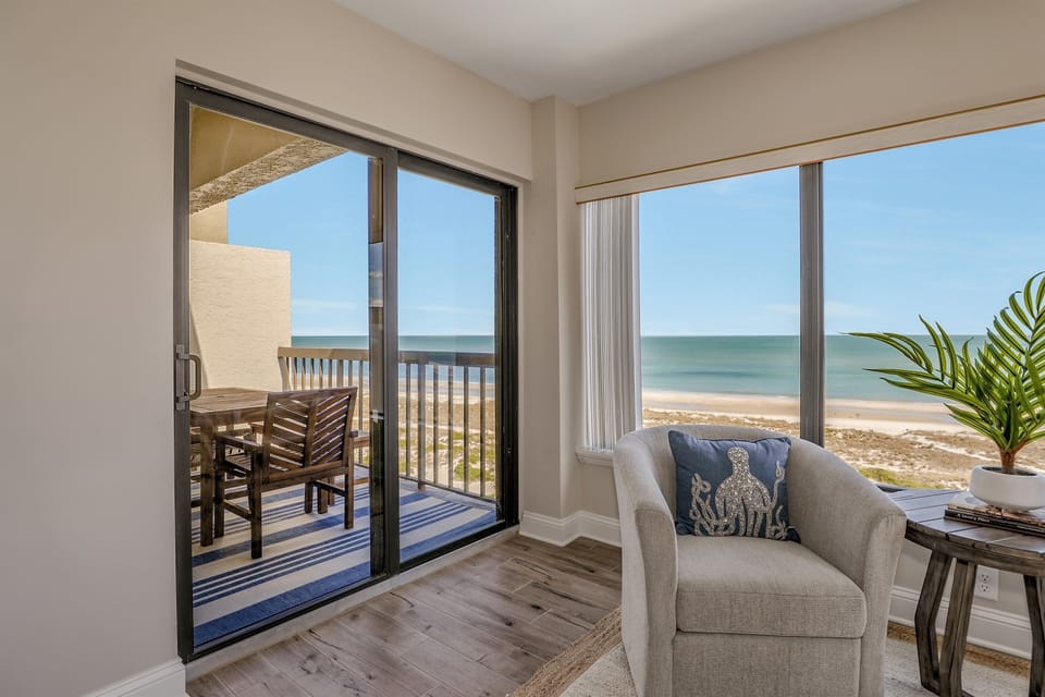 PRIVATE BALCONY W SEATING