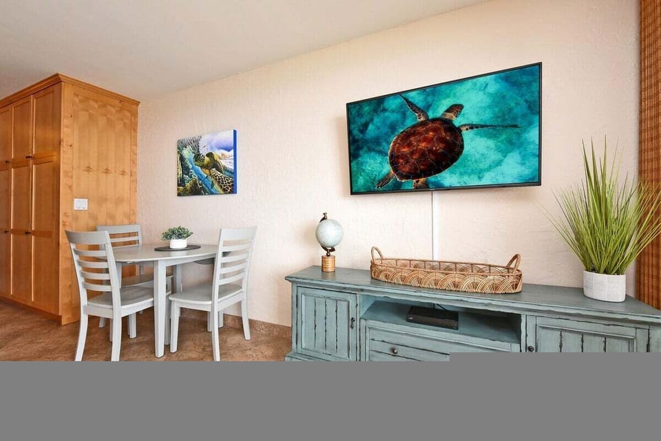 Dine beneath sea‑life art that brings the tropics indoors.