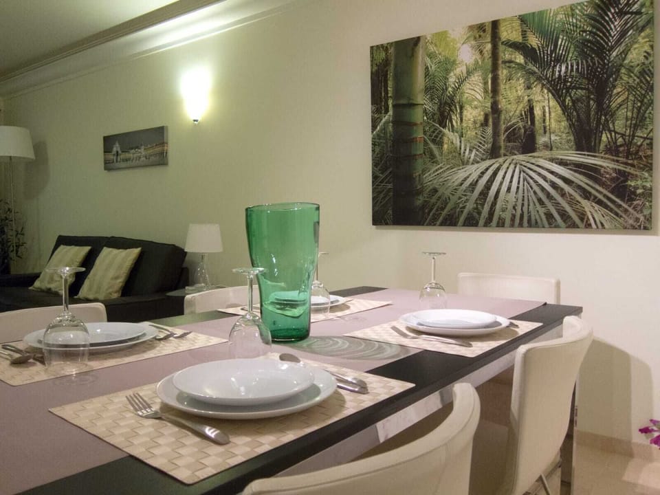 Dinning area in the livingroom 
With a/c and heater
Windows with electric blinds