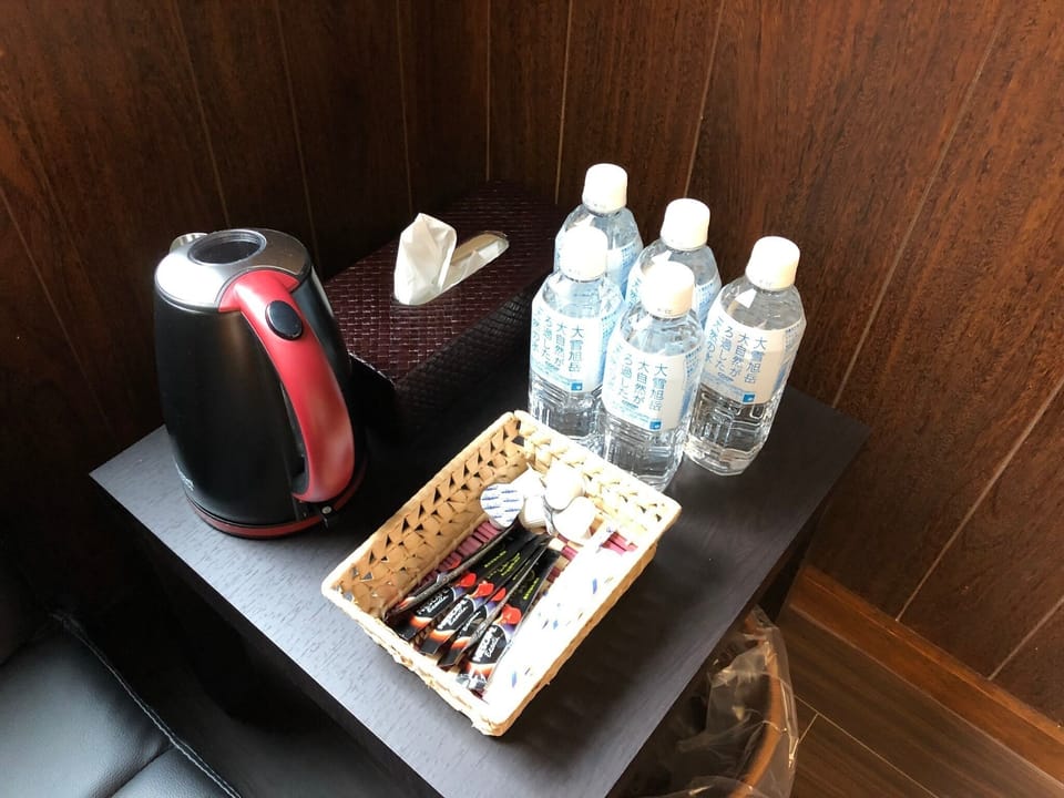 We offer welcome drinks such as coffee and mineral water.