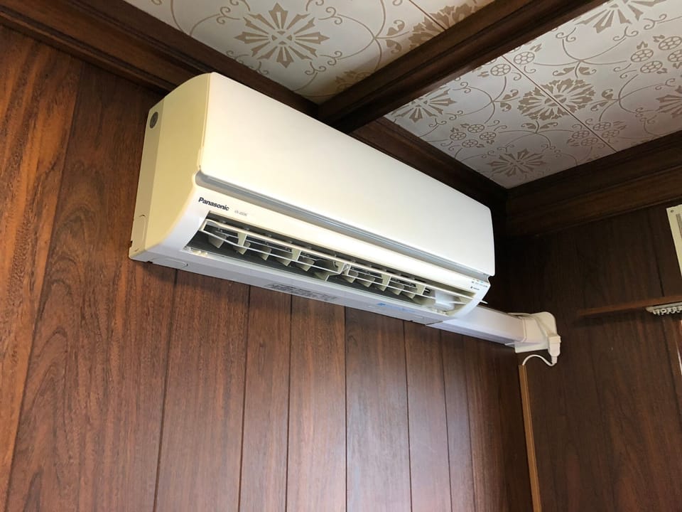 The first-floor living room and second-floor Japanese-style room are air-conditioned.