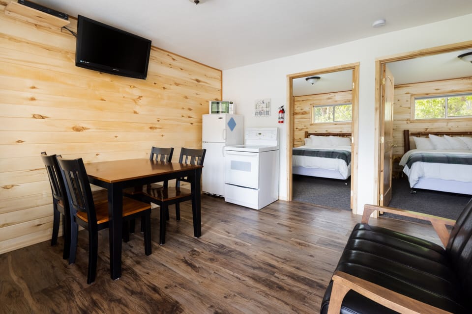 Two bedroom with Queen beds and all white linen!