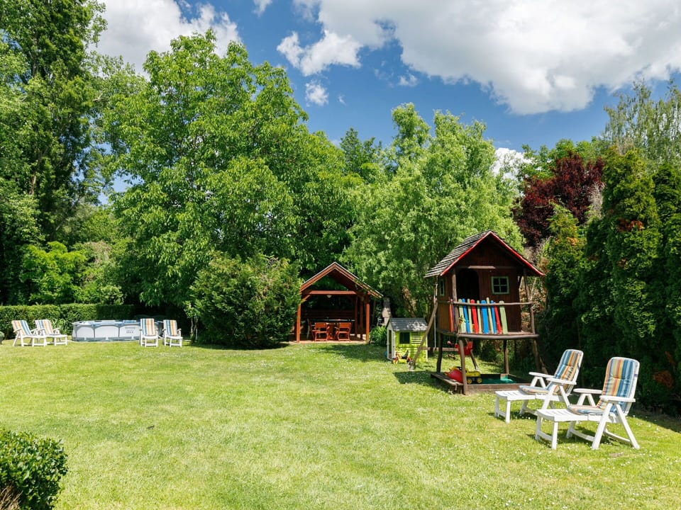 Tree, Garden, Shrub, Lawn, Land Lot, Cottage, Shade, Backyard, Garden Buildings, Park