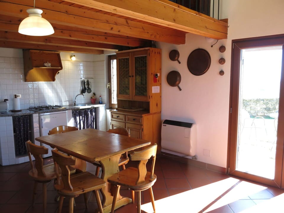 Table, Property, Furniture, Chair, Wood, Architecture, Floor, Flooring, Lamp, Wood Stain