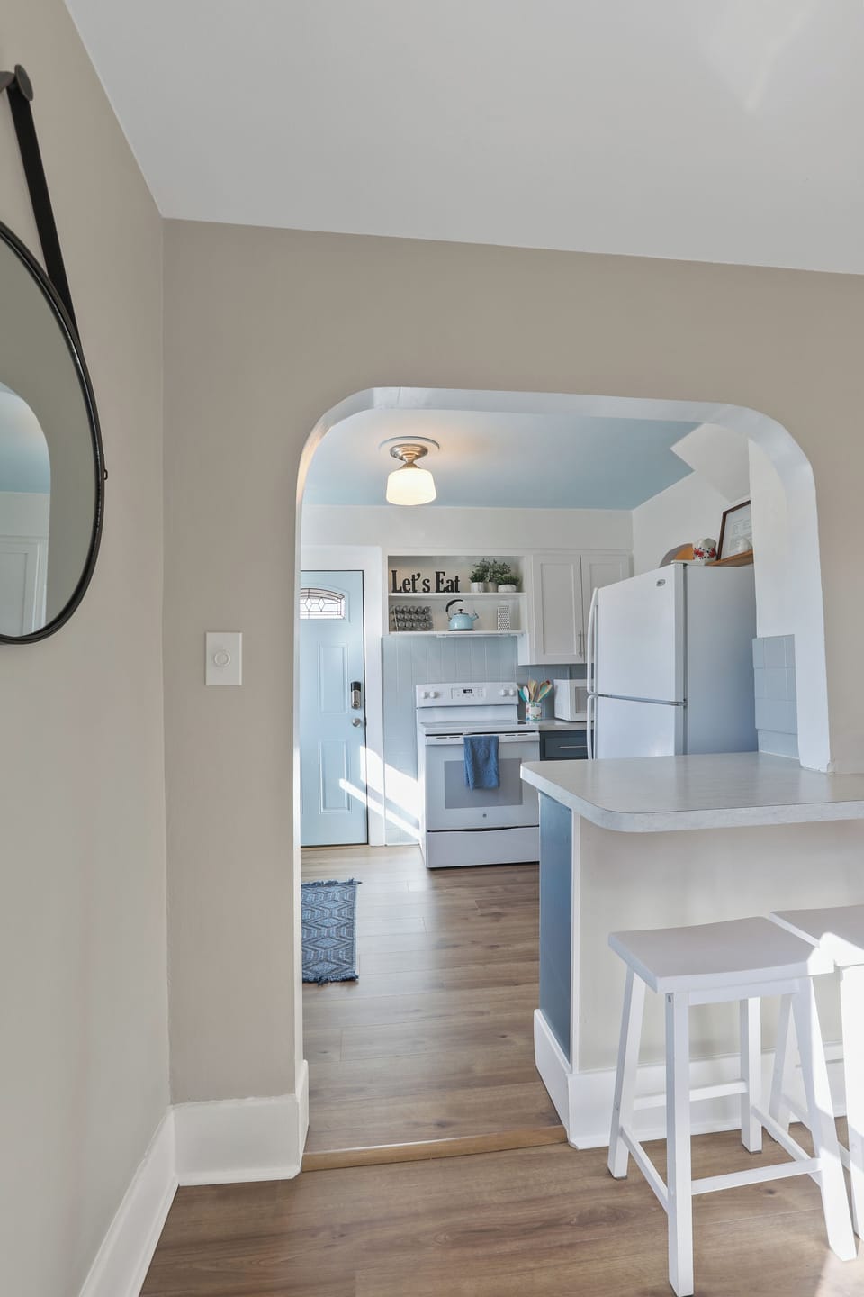 The breakfast bar is situated between dining room and kitchen.