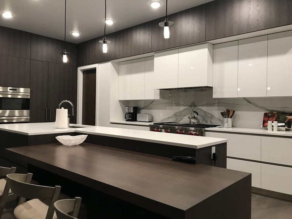 Kitchen and sitting bar with table