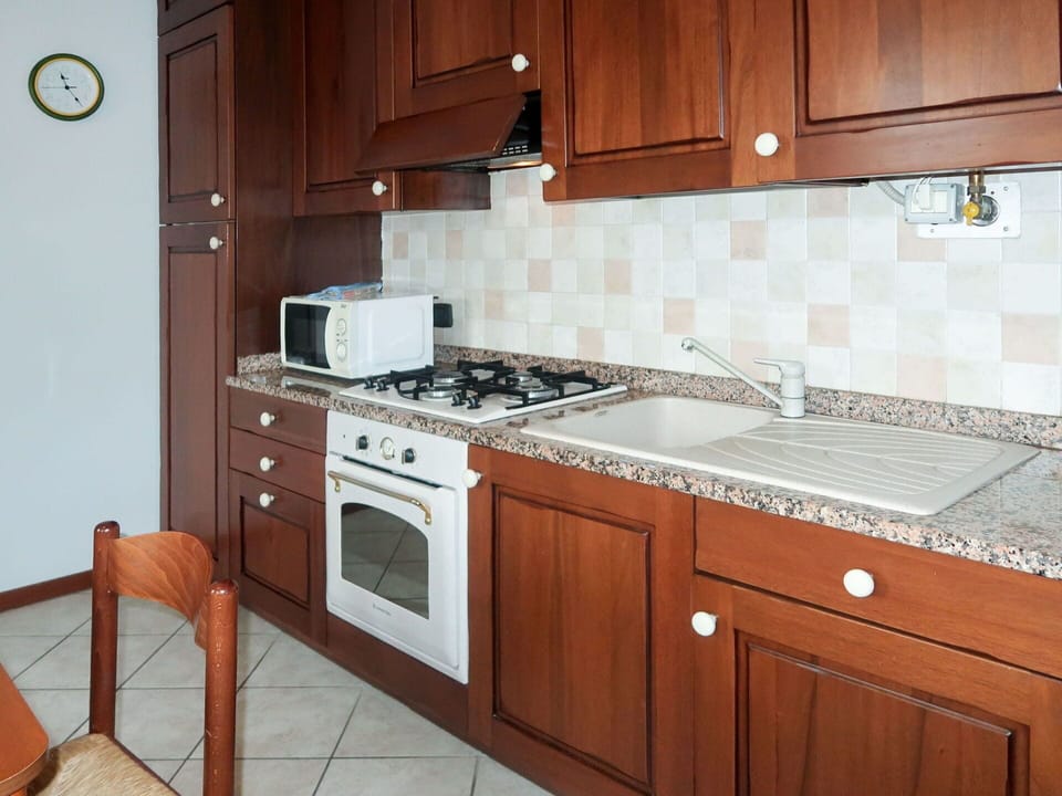 Brown, Cabinetry, Countertop, Property, White, Kitchen Stove, Kitchen Appliance, Kitchen, Wood, Cooktop