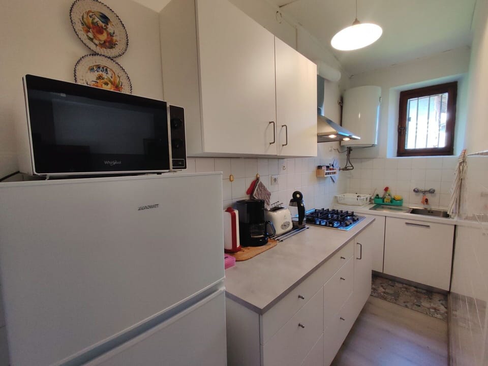 Cabinetry, Window, Countertop, Building, Tap, Sink, Interior Design, Home Appliance, Kitchen Sink