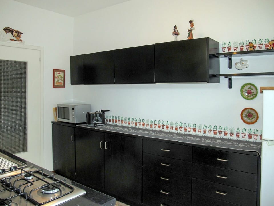 Room, Property, Furniture, Cabinetry, Countertop, Kitchen, Material Property, Interior Design, Building, Tile
