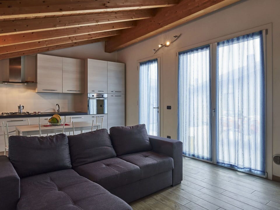 Property, Building, Furniture, Couch, Wood, Comfort, Interior Design, Living Room, Architecture, Flooring