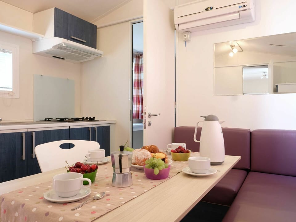 Table, Tableware, Furniture, Property, Building, Dishware, Cup, Coffee Cup, Drinkware, Plate