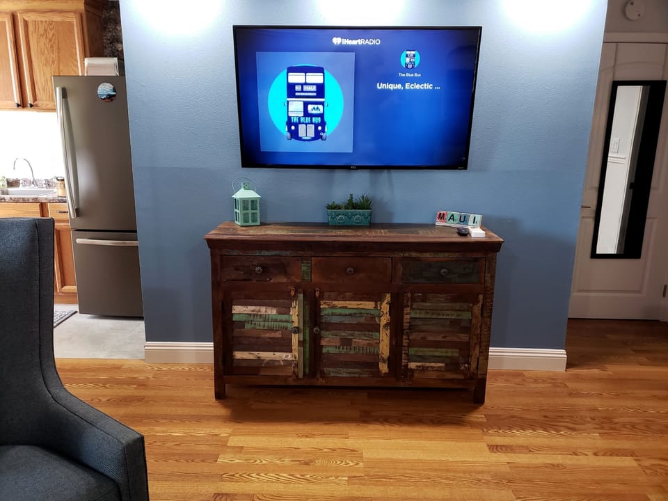 Front Room 55 inch 4k Roku TV, Kitchen on left has all new slate appliances!