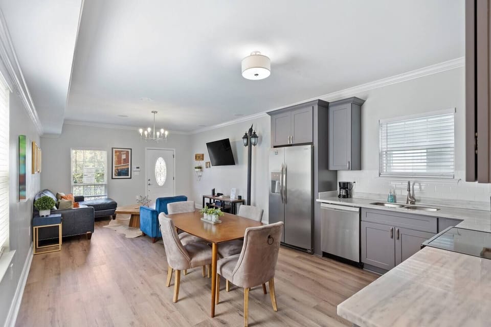 Kitchen and living room split 