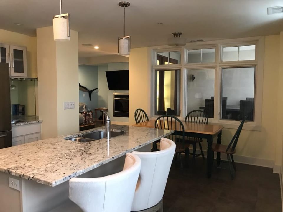 kitchen island/stools