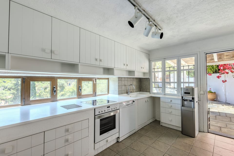 Kitchen opposite view