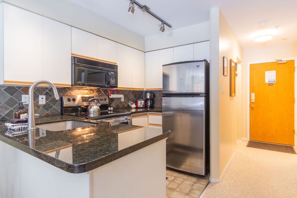Full kitchen: Stainless steel appliances