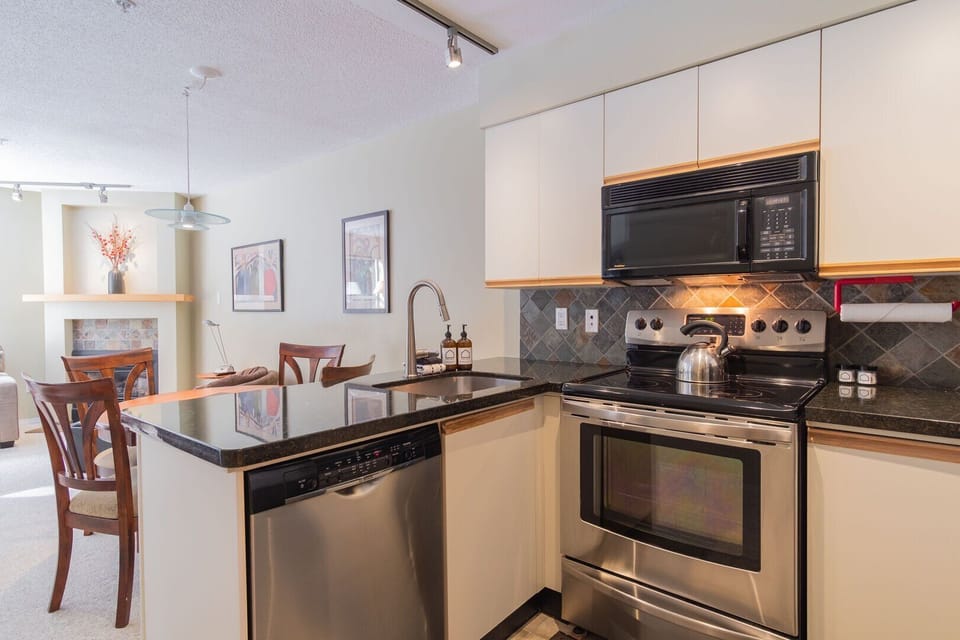 Full kitchen: Stainless steel appliances