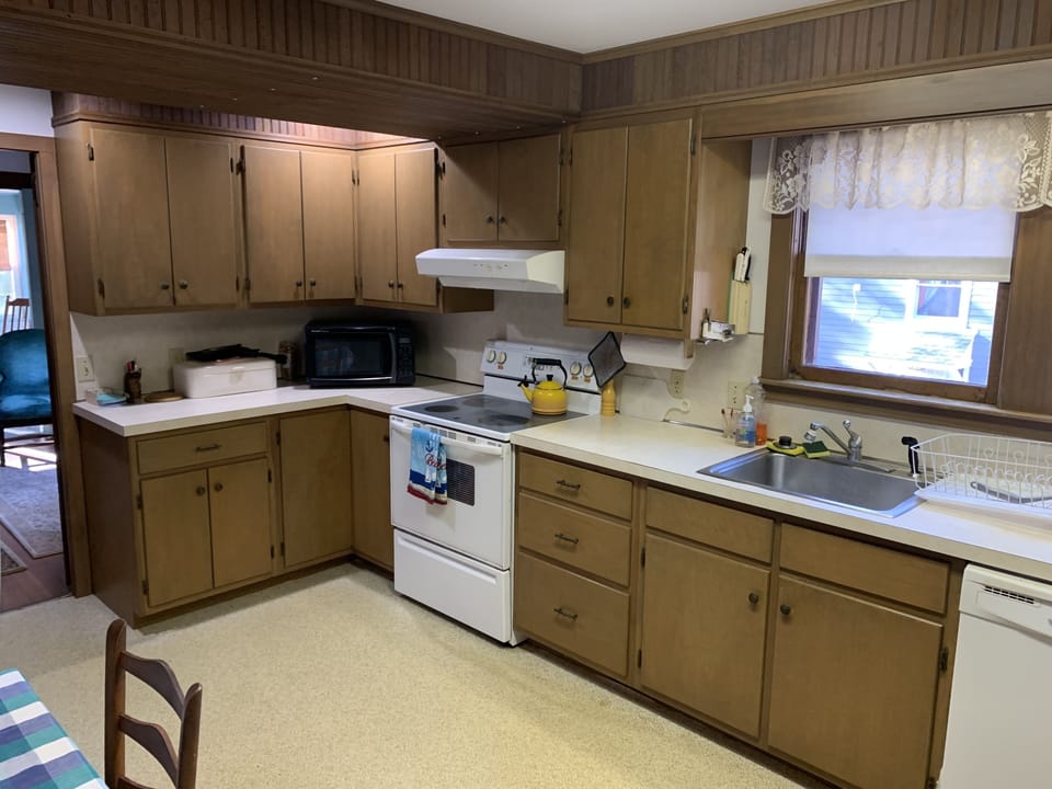Kitchen, electric stove, dishwasher, all the basics