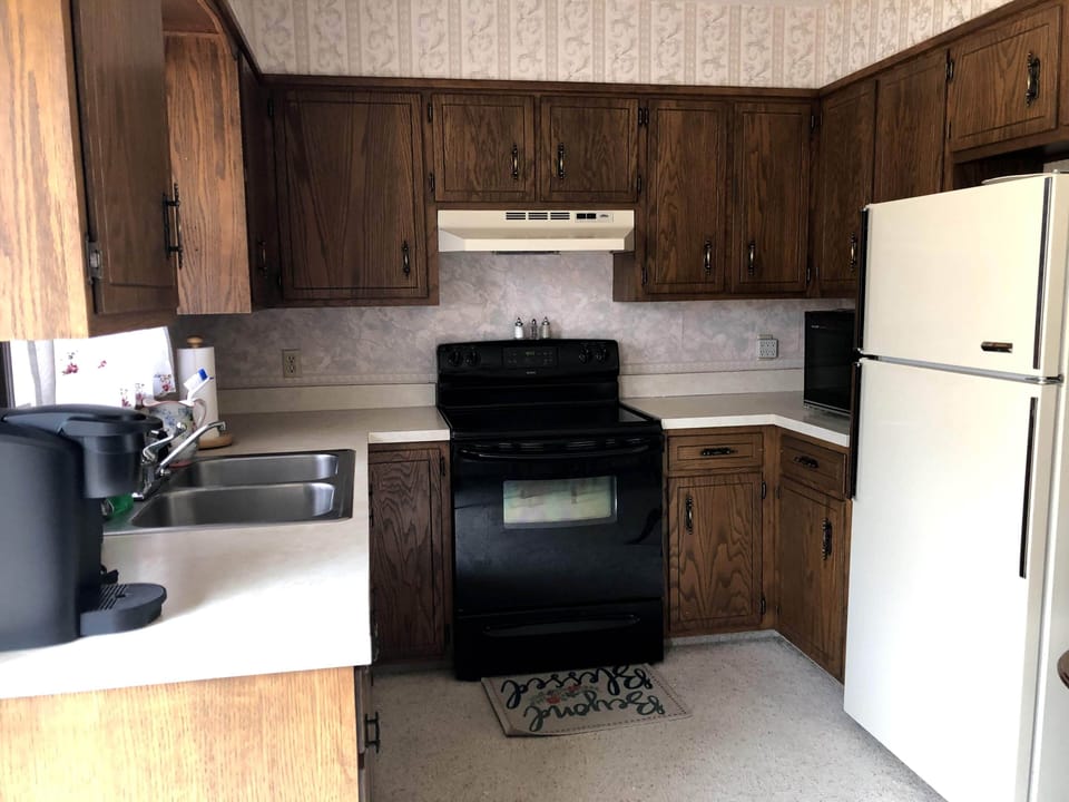 Kitchen has basic cooking and serving utensils, full oven and microwave