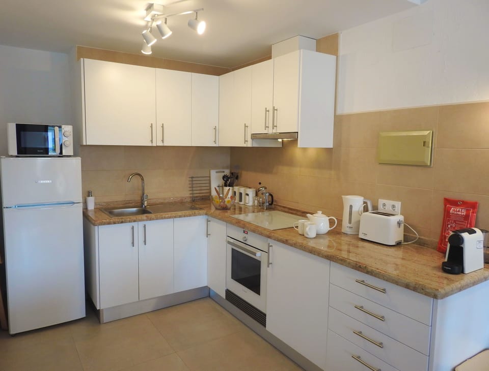 Fully fitted kitchen with all essentials