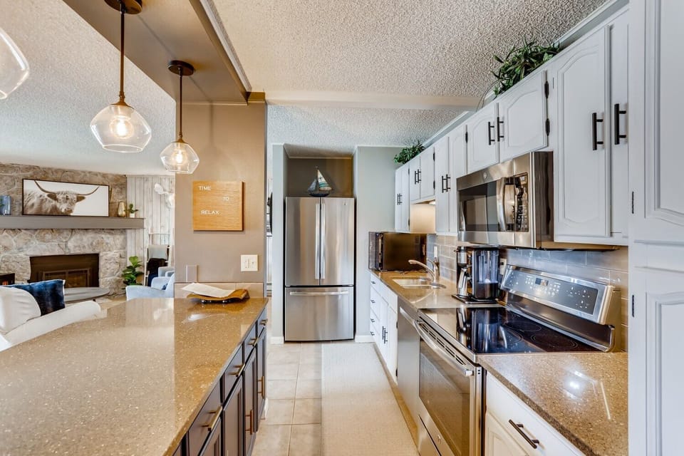 Kitchen fridge w ice maker and filtered water