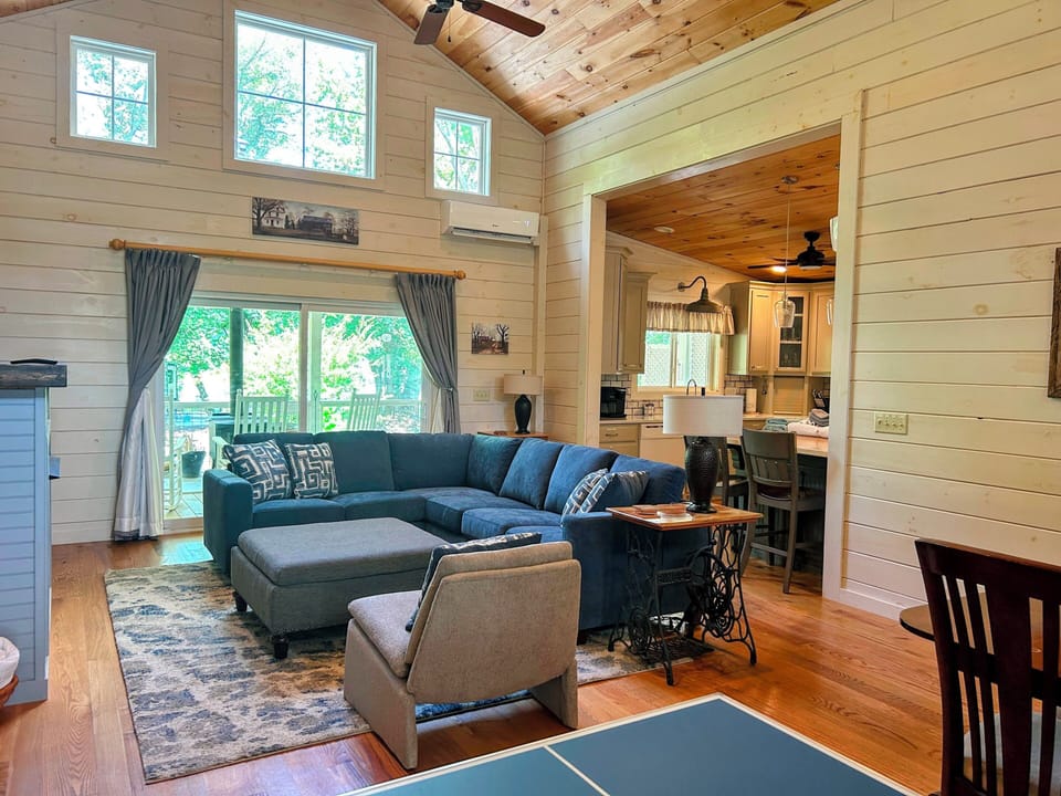 Comfortable living area. Ping pong table. Open concept. Fireplace. SmartTV.