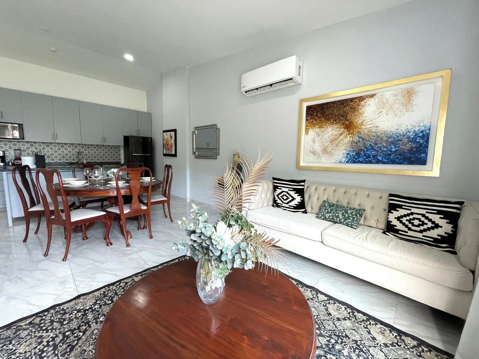 Spacious family lounge – Queen sofa bed gatherings & Smart TV movie nights!
