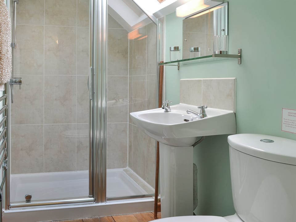 Shower room | Gardener&rsquo;s Cottage - Orchard Farm, Bideford