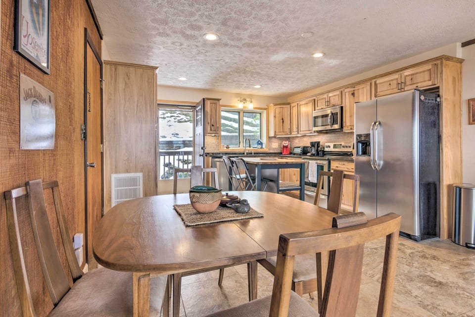 Dining Area | Dishware & Flatware Provided