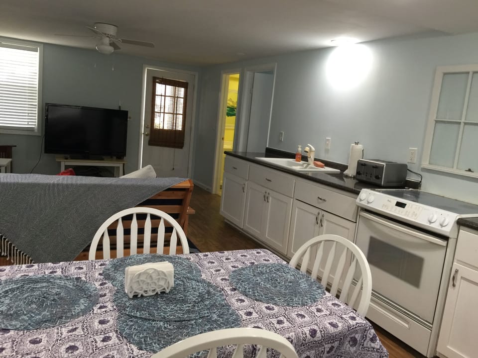 Dinner table that seats 4+