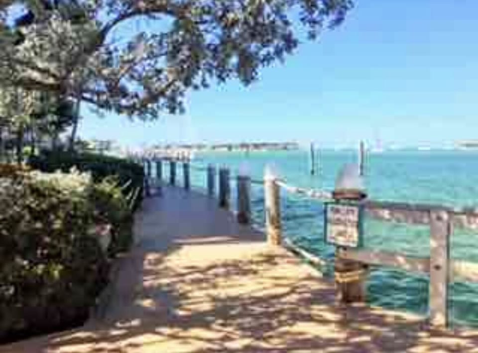SEAPORT SAILING—Penthouse at Galleon Resort—King Suite-Beach-Pool-BBQ-Jacuzzi