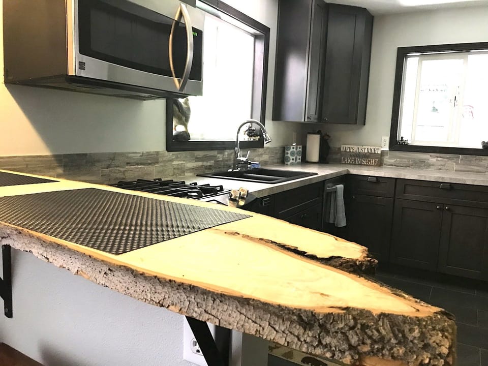 Full Kitchen set up with everything you need including a DW. 
