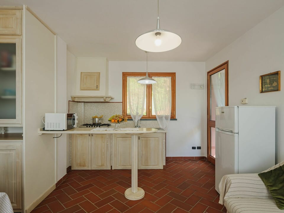 Cabinetry, Furniture, Property, Countertop, Table, Drawer, Wood, Plant, Interior Design, Flooring