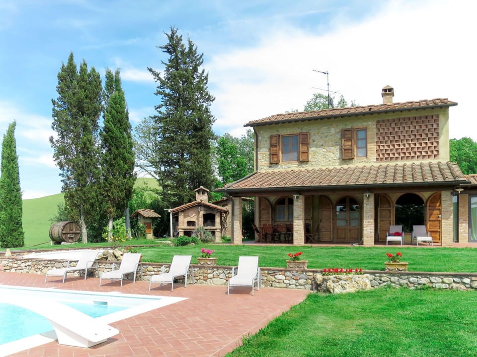 Sky, Cloud, Plant, Building, Window, Tree, House, Swimming Pool, Land Lot, Outdoor Furniture