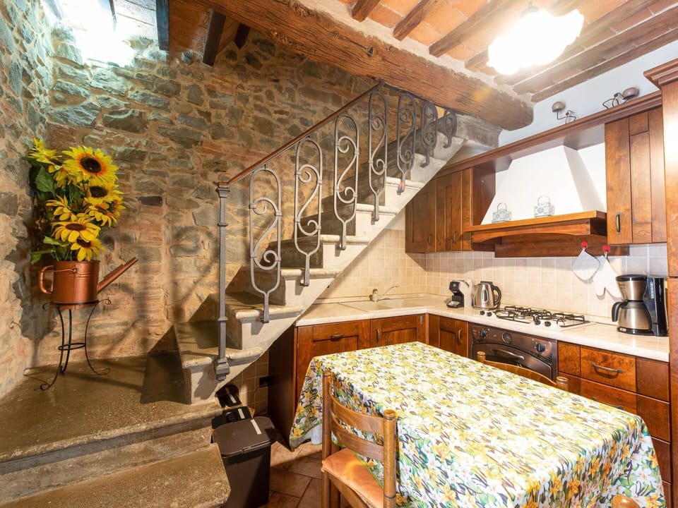 Property, Building, Flowerpot, Plant, Wood, Drawer, Comfort, Interior Design, Floor, Flower