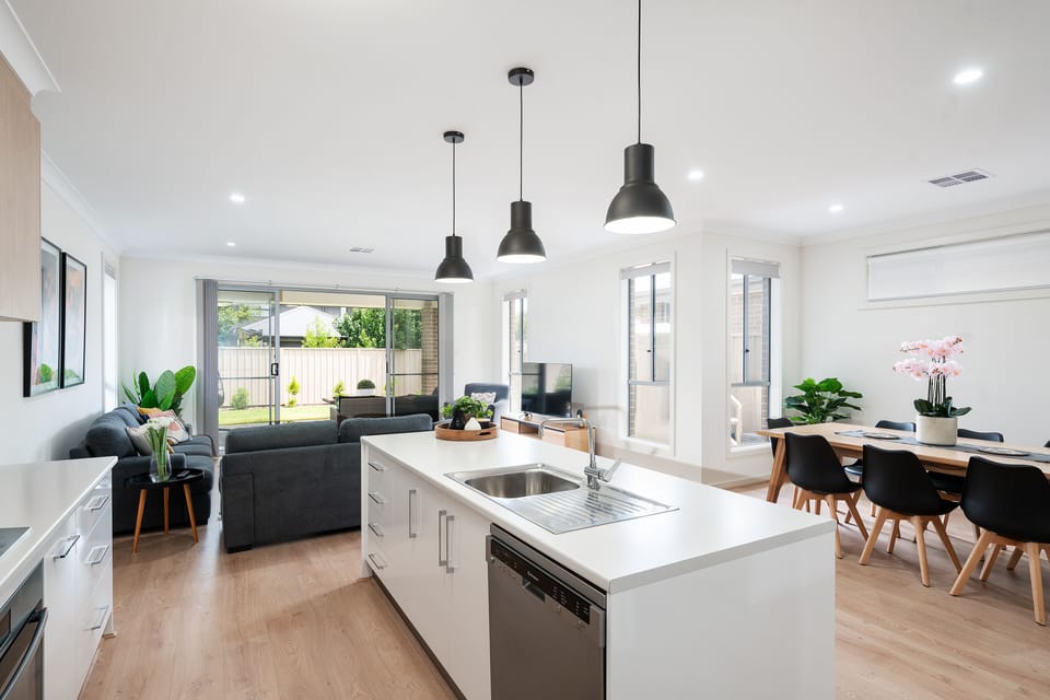 Experience modern living: Stylish furnishings in open-plan spaces. Comfort meets sophistication. 