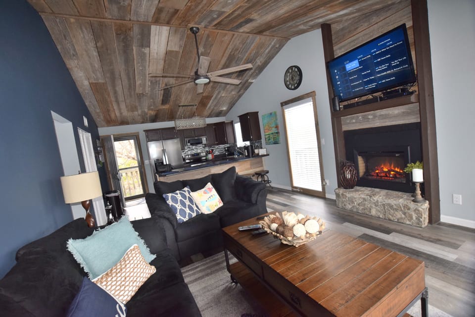 NEW ELECTRIC FIREPLACE - Makes it a cozy cottage!