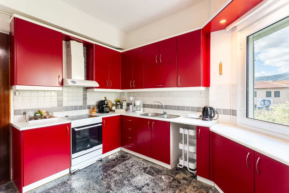 Fully Equipped Kitchen – Modern design with all essentials for a relaxed stay.