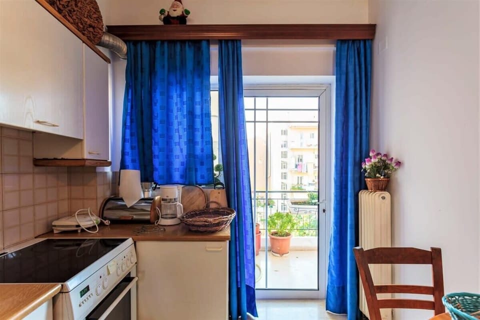 Fully Equipped Kitchen – Includes modern appliances, cookware, and dining essentials.