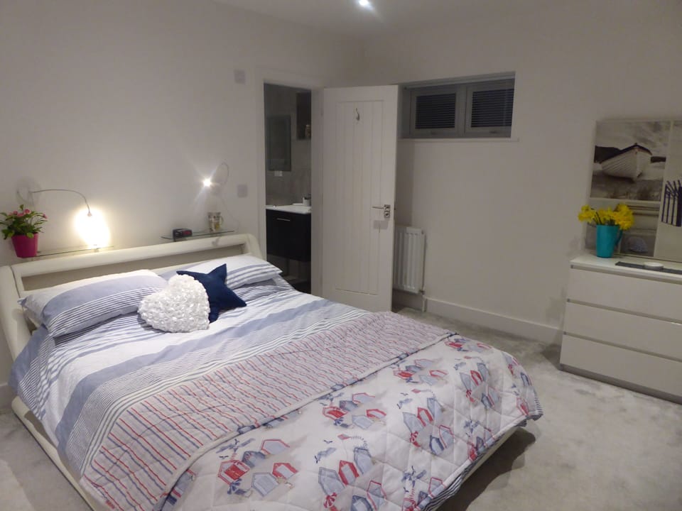 master bedroom showing door to en suite