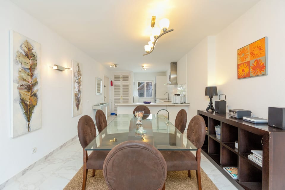 Dining area for 6 people with terrace access