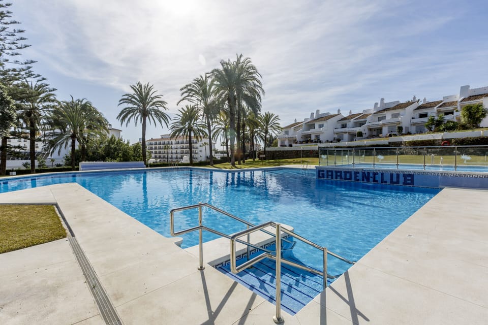 Very large pool in tropical gardens with sun loungers, Puerto Banus for rent