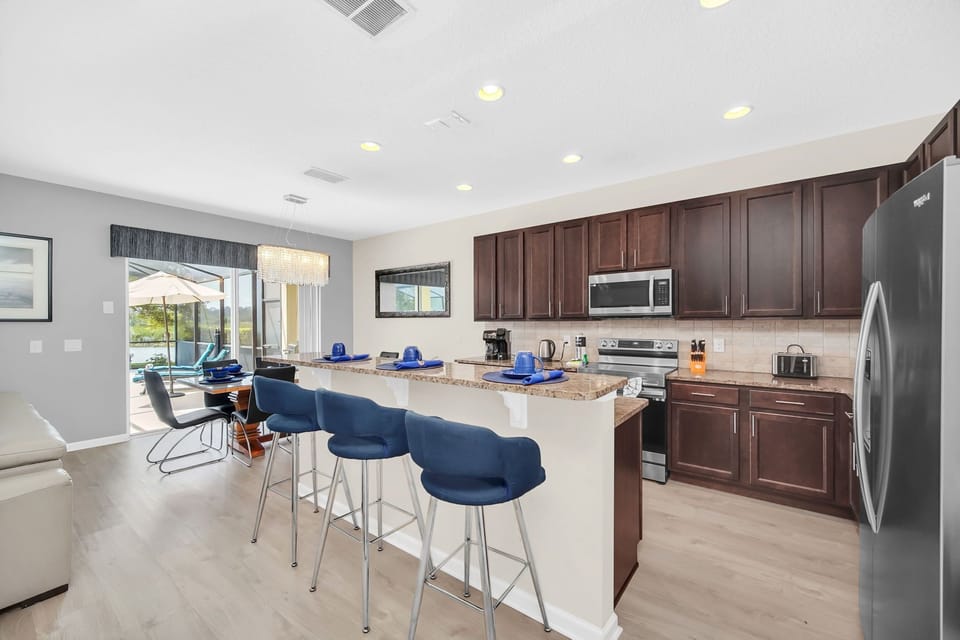 Fully equipped kitchen with extra seating