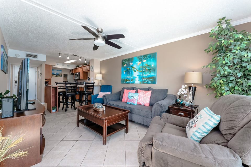 Come enjoy an incredible beach vacation at our Gulfview II condo. Make yourself at home in our 1 bedroom tropical paradise.