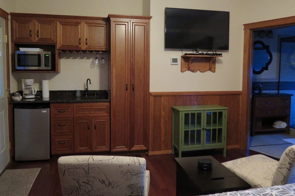 A clean, modern, comfortable getaway for fishing, birding, boating and...
