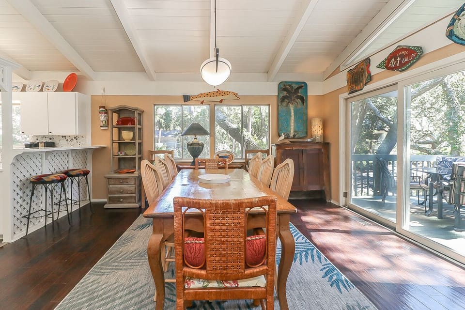 12 Spotted Sandpiper - Dining Area