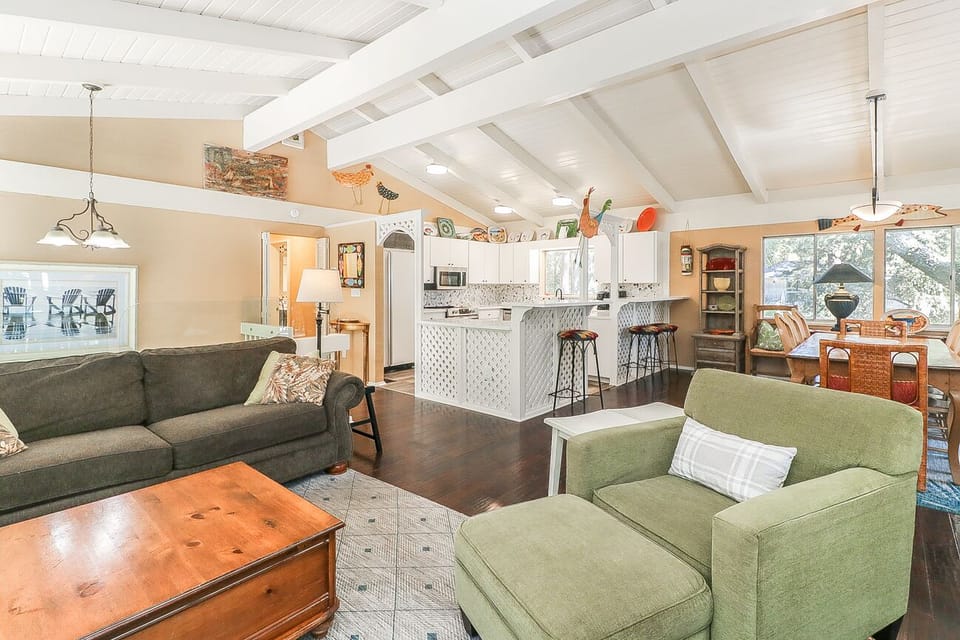 12 Spotted Sandpiper - Living Area