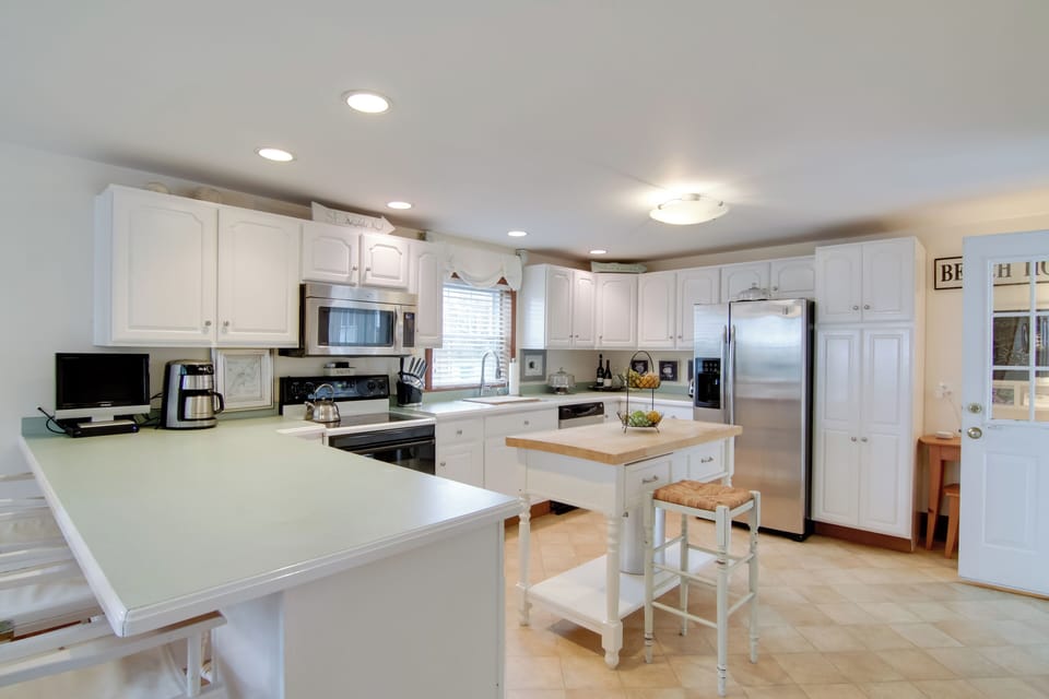 Kitchen |  | 1,600 Sq Ft | Central Heat & A/C