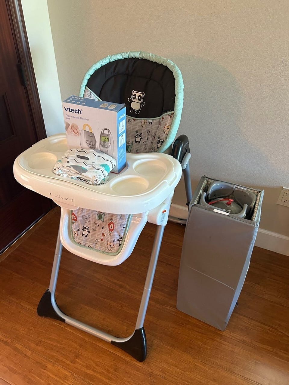 High Chair, Standard Pack N Play, Audio Monitors and Sheets are provided for the small Keiki's