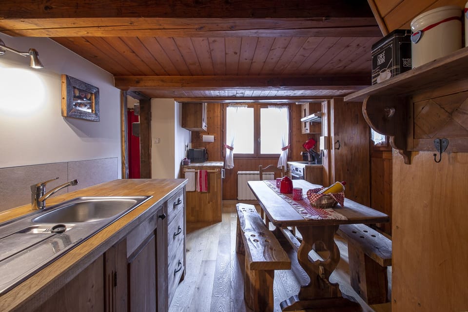 Kitchen (middle level)